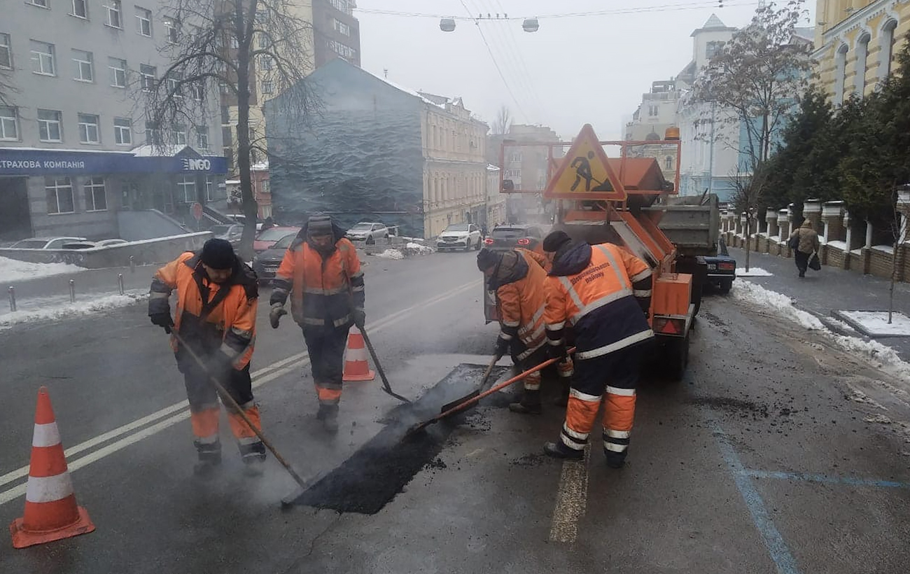 Миллиарды на ямы. Как зима уничтожила дороги в Украине и есть ли деньги на срочный ремонт